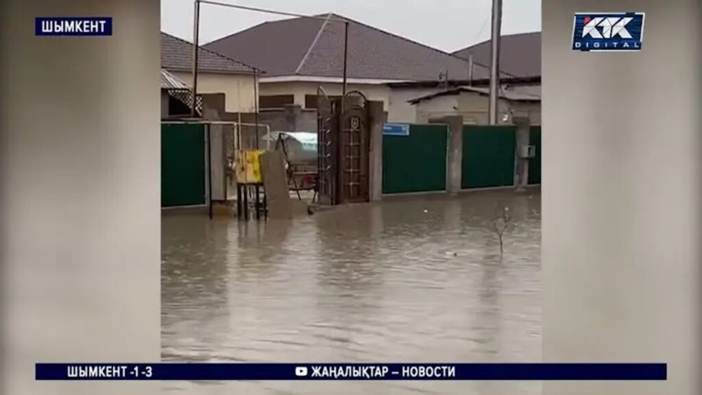 Затопленные дома и дворы в Шымкенте из-за проливных дождей