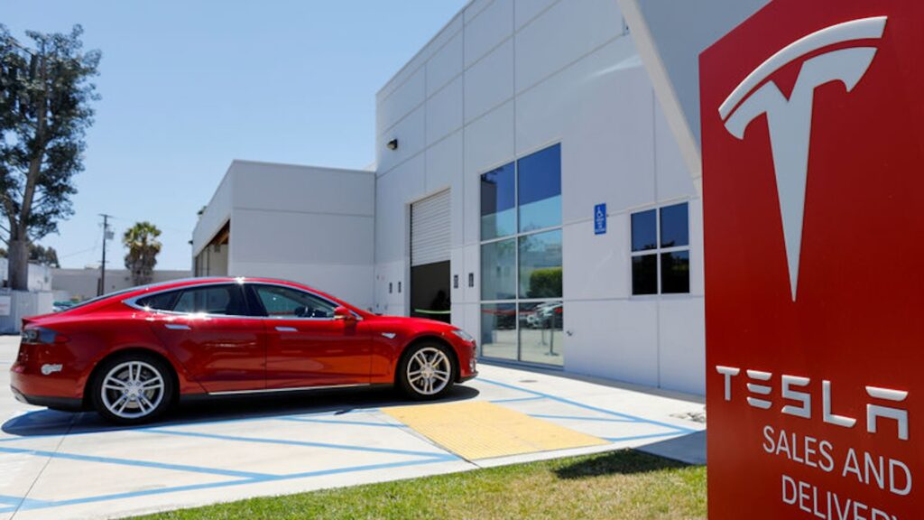 Автомобиль Tesla припаркован у одного из центров компании