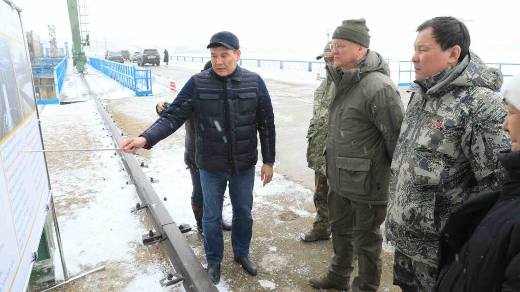 Роман Скляр с представителями МЧС на месте паводков в Актюбинской области