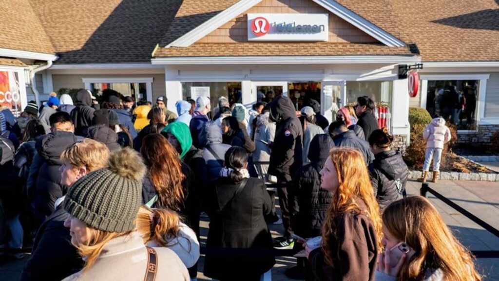 Покупатели стоят в очереди в магазин Lululemon. Ритейлеры борются за привлечение покупателей и пытаются сохранить маржу в "черную пятницу", один из самых оживленных дней в году, в Woodbury Common Premium Outlets в Central Valley