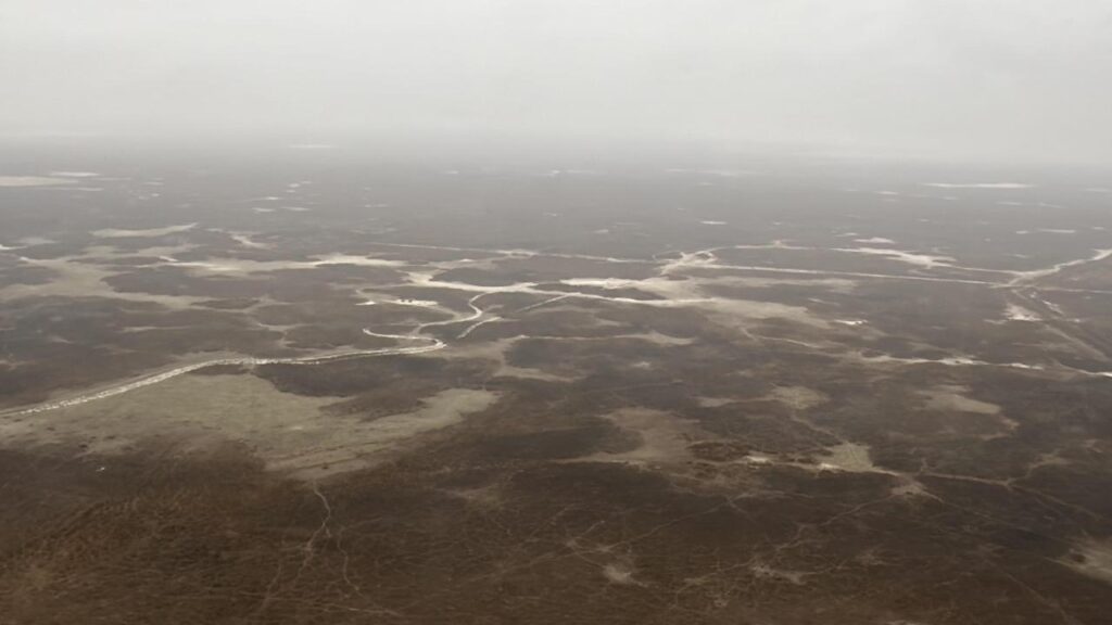Вид из вертолета Казавиаспас земель, где возможны наводнения