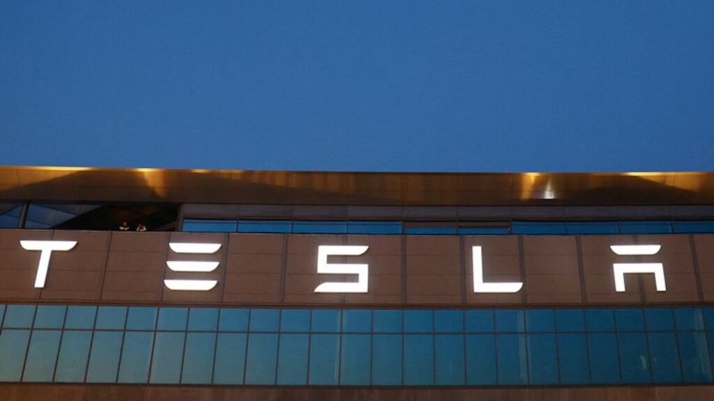 Логотип Tesla на здании компании