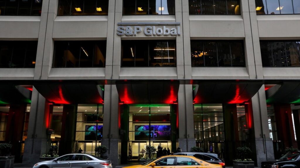 Логотип S&P Global изображен на офисах компании в финансовом районе Нью-Йорка, США.