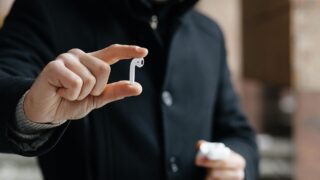 Стали известны подробности о двух версиях Apple AirPods 4