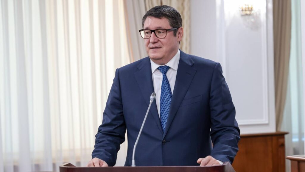 Алмасадам Саткалиев докладывает на заседании кабинета Министров