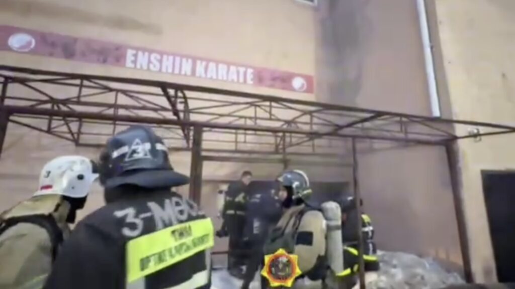 Пожарные тушат пожар на паркинге в Астане
