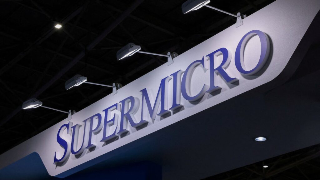 Логотип Super Micro Computer на стенде на выставке