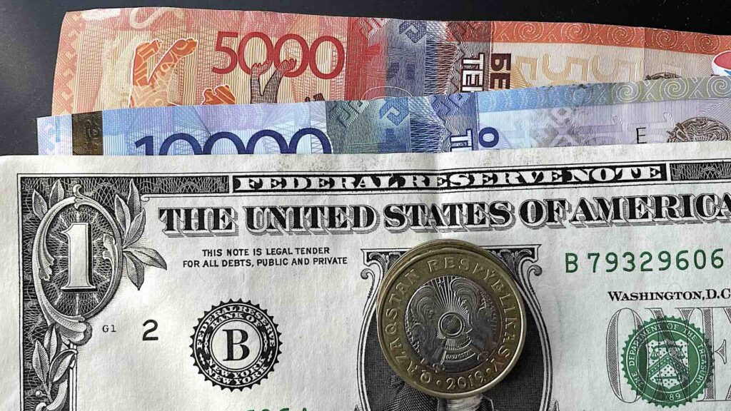 Доллар США красуется вместе с тенге различных купюр и монеты