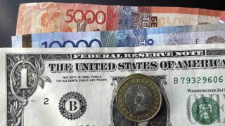 Сколько стоят доллар, евро и рубль в обменниках 15 апреля