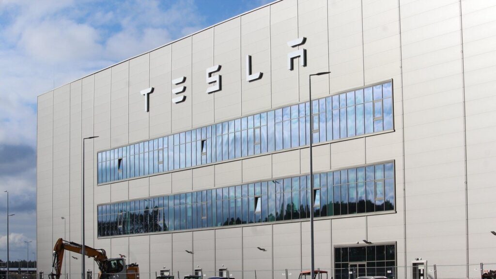Вид на завод Tesla с логотипом компании
