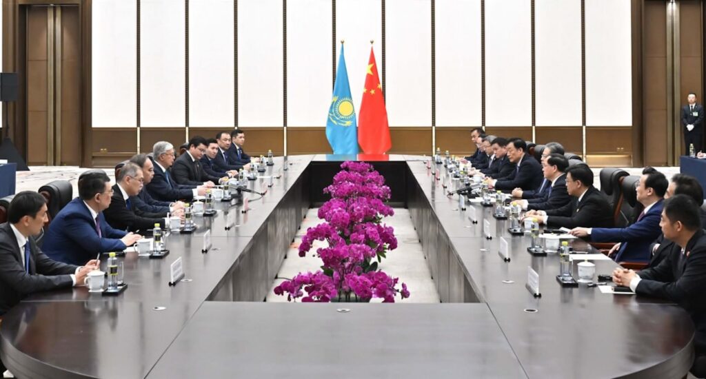 Делегации Казахстана и Китая за переговорами