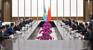 Токаев провел встречу с Председателем Постоянного комитета Всекитайского собрания народных представителей Чжао Лэцзи