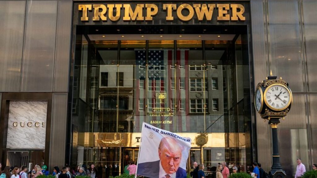 Флаг с изображением бывшего президента США Дональда Трампа рядом с башней Trump Tower в Нью-Йорке, США.