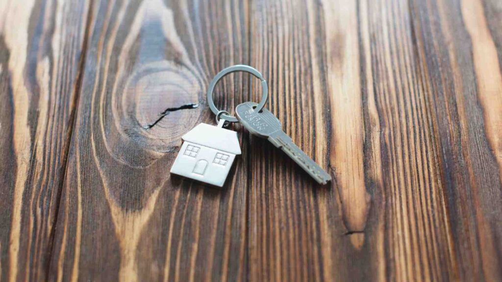 Ключи от квартиры лежат на столе