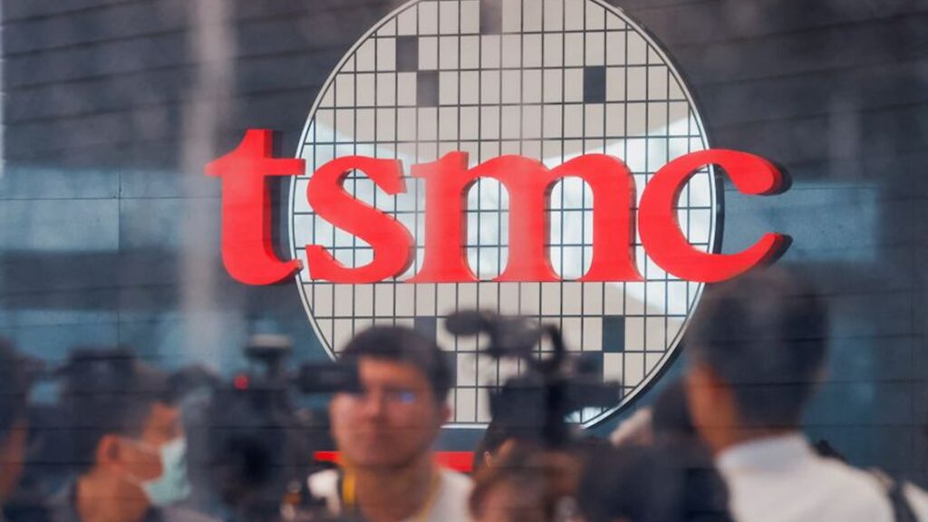 Логотип Taiwan Semiconductor Manufacturing Company (TSMC) на открытии глобального центра исследований и разработок TSMC в Хсинчу, Тайвань.