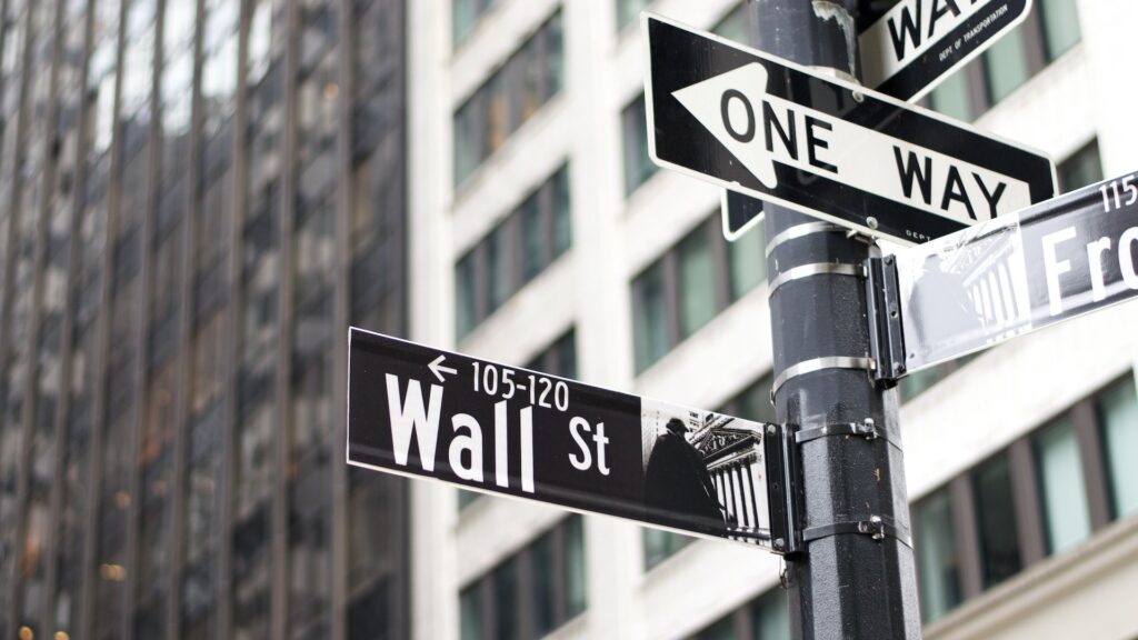 Указатель на дороге Wall Street