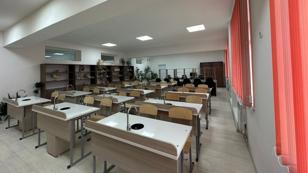 Пустой класс в одной из школ Алматы