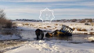 В Абайской области спасатели вытащили из воды застрявший трактор