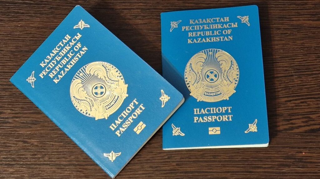 Два казахстанских бирюзовых паспорта на столе