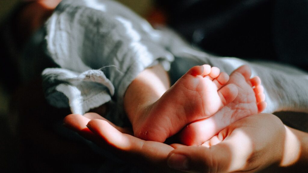 Младенец в руках матери