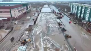 В Актобе река вышла из берегов и затопила автомобильный мост