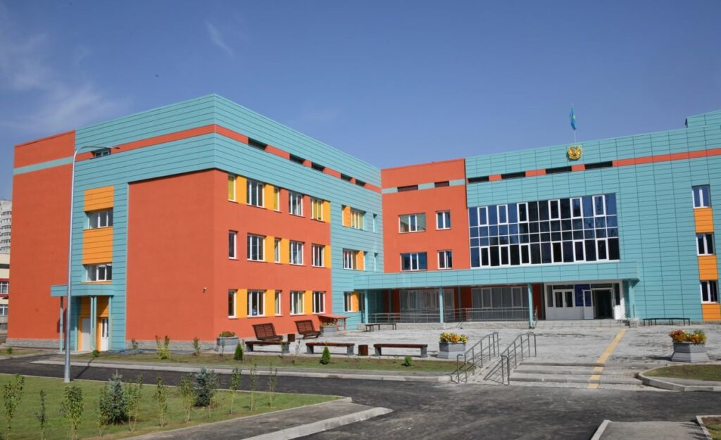 Вид на новую школу в Алматы