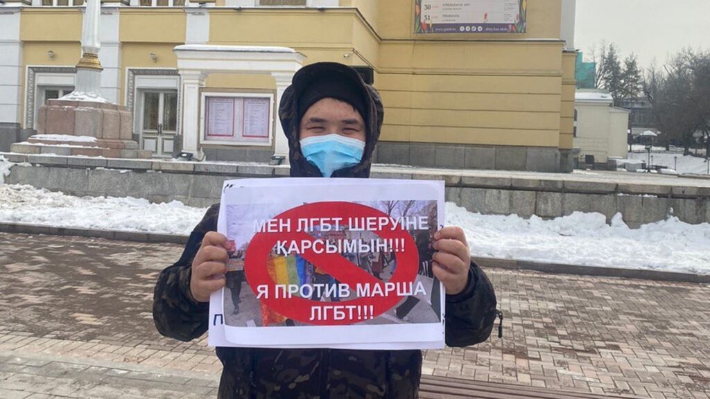 В Алматы проходит серия одиночных пикетов против ЛГБТ_bizmedia.kz