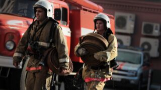 Сложный пожар в цехе ликвидируют пожарные Алматы