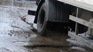 Вода отступает: на нескольких трассах возобновили движение в Казахстане