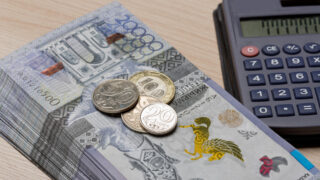 Сколько стоят доллар, евро и рубль в обменниках 3 мая