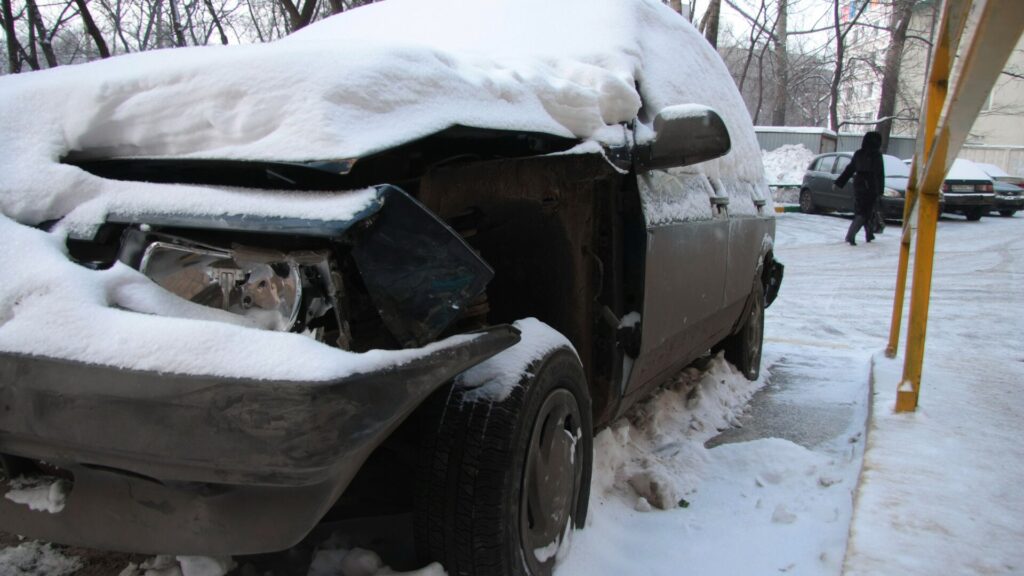 Старый автомобиль занесен снегом