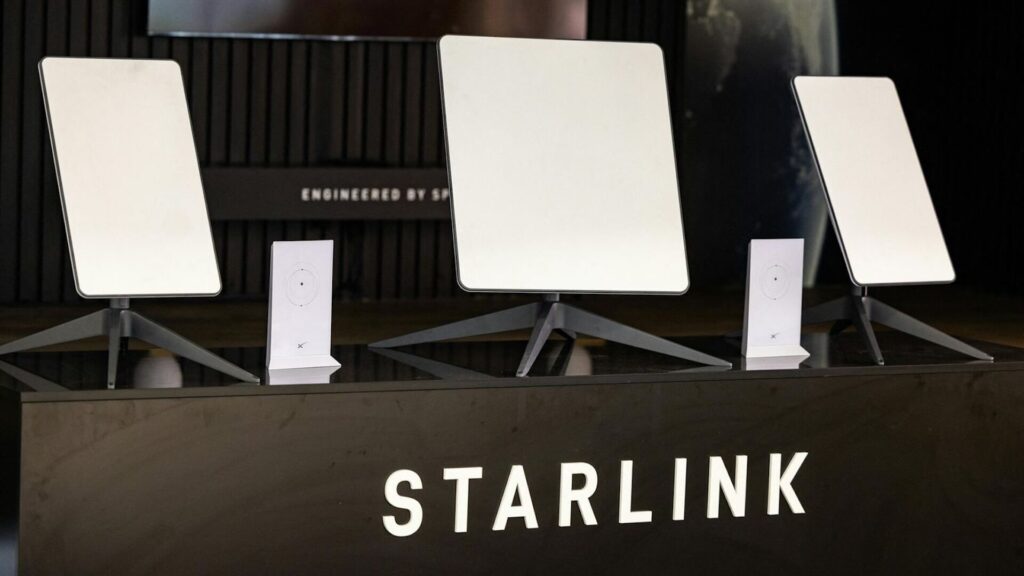Логотип Starlink рядом с антеннами устройства
