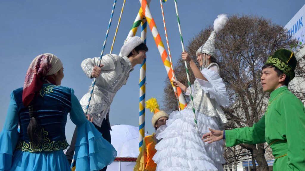 Люди катаются на качелях во время празднования Наурыза