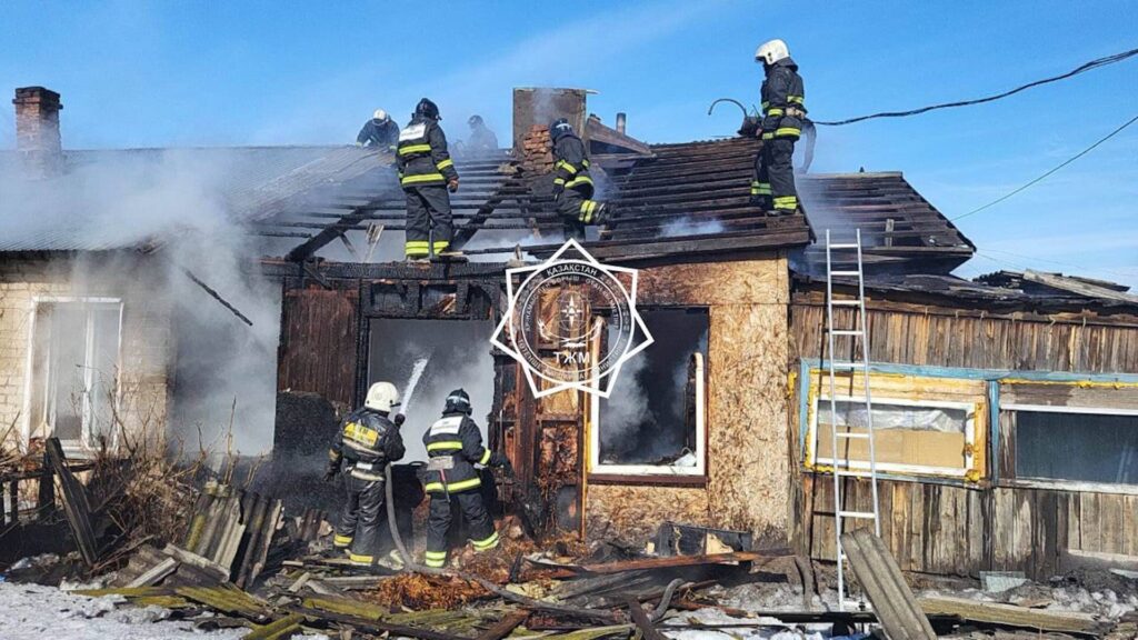 Пожарные потушили возгорание в одном из домов Петропавловска