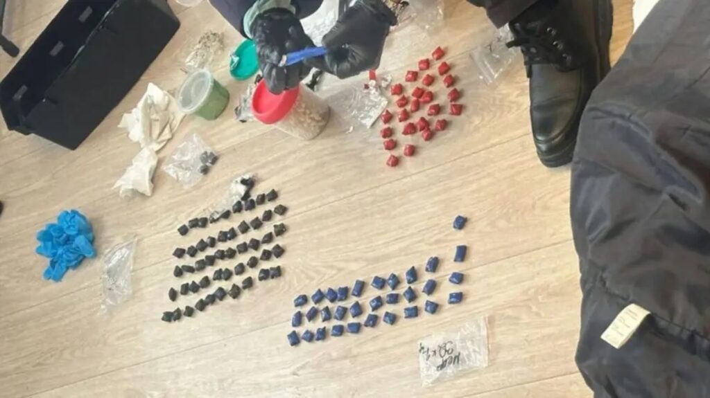 Полиция осматривает наркотики на полу