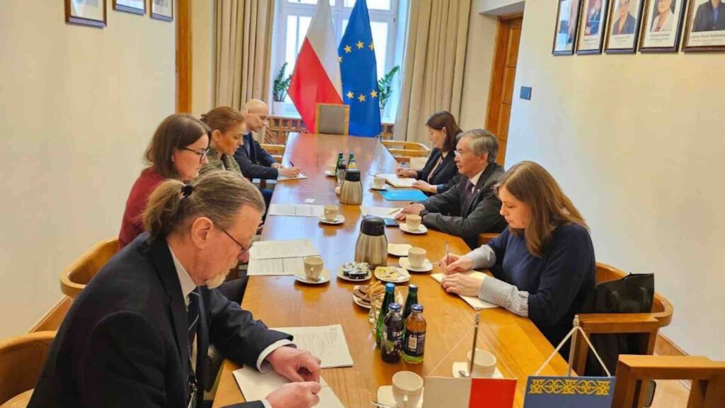 Встреча между посолом Казахстана в Польше Алимом Кирабаевым и вице-министром национального образования Польши Иоанной Мухой