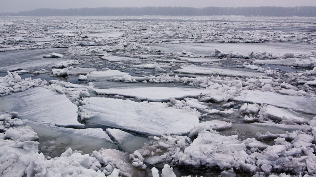 Река со льдом