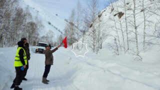 В ВКО продолжают очищать опасные склоны от снега