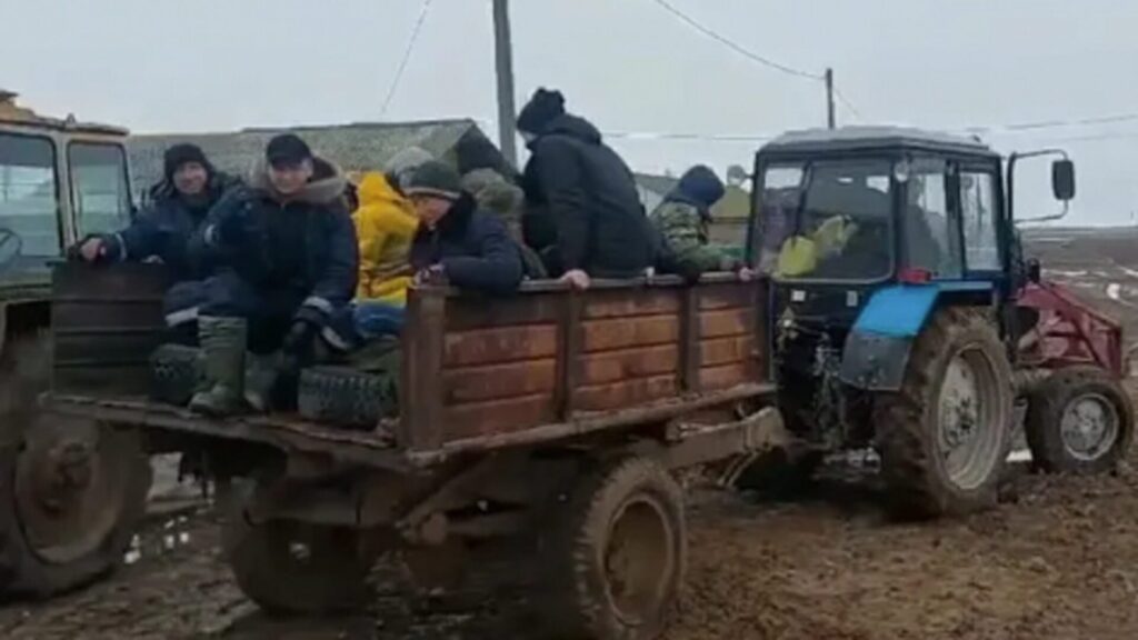 В ЗКО детям пришлось добираться до места сдачи ЕНТ в кузове трактора