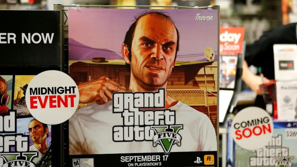 Обложка игры GTA5 на прилавке магазина