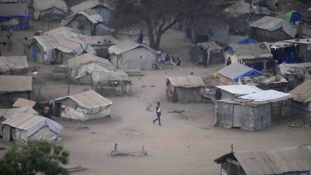 Люди стоят у своих домов в Джубе, Южный Судан, 5 февраля 2023 года