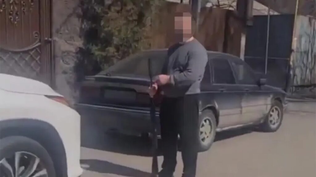 Вооруженный мужчина с ружьем в центре Алматы