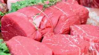 Врач рекомендует пожилым людям употреблять красное мясо не чаще одного раза в месяц