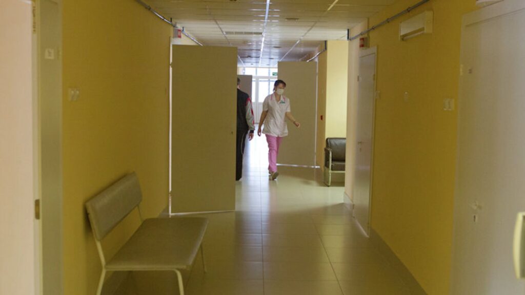Медик в коридоре больницы