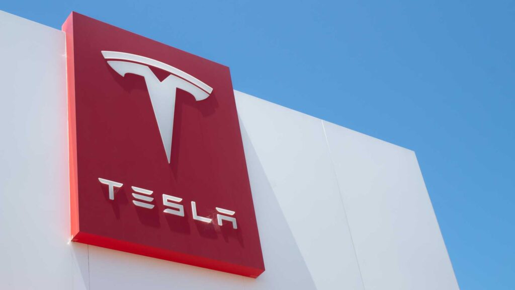 Логотип Tesla на одном из зданий компании