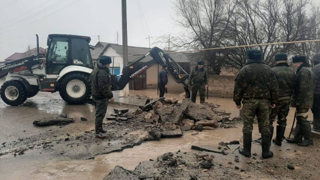 Спасатели вместе с коммунальщиками и военными откачивают воду во дворах в Семее из-за паводка