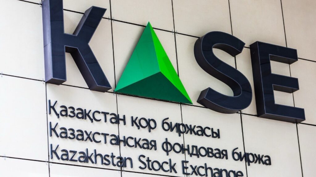 Логотип KASE у входа в здание, где располагается казахстанская фондовая биржа