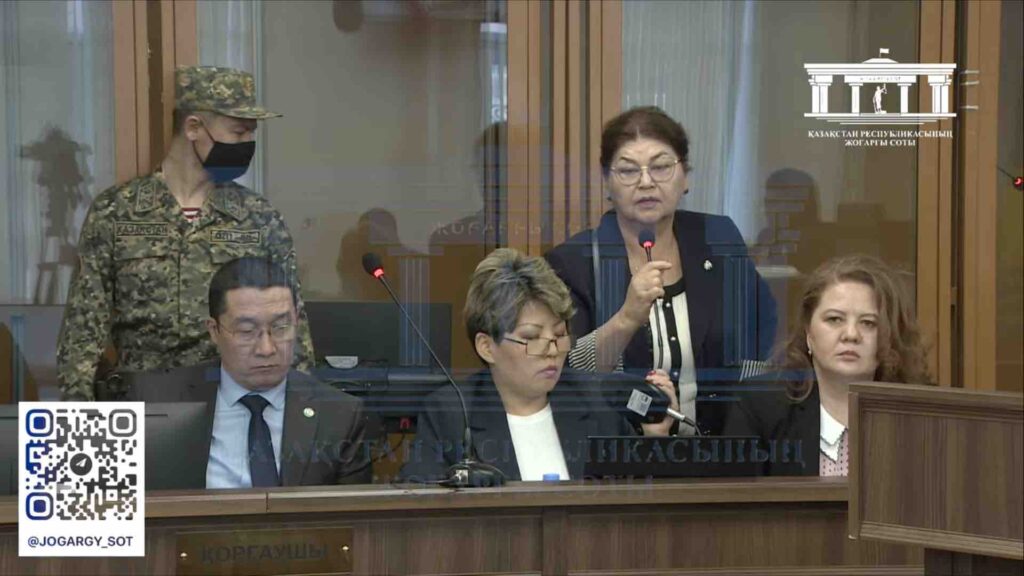 Мать Бишимбаева с микрофоном в руках выступает на суде 16 апреля 2024 года