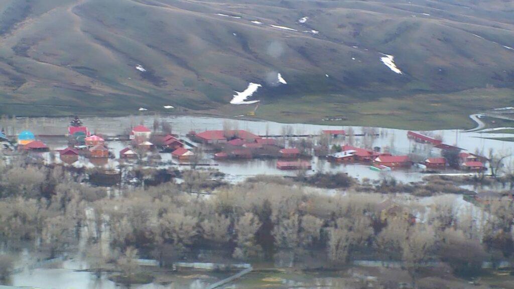 Затопленные дома при паводках в Казахстане