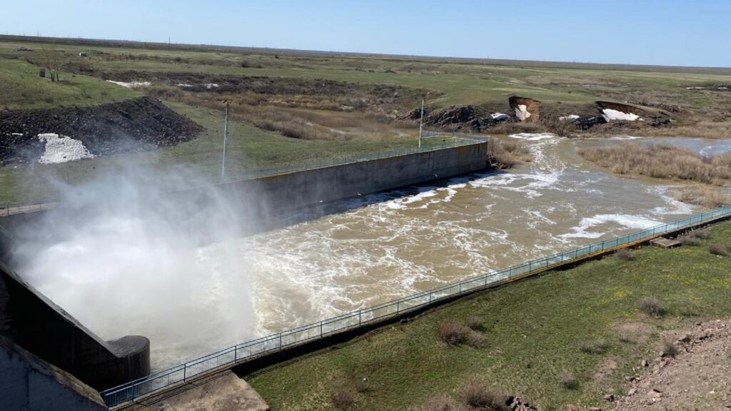 Сброс воды из водохранилища